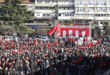 Μεγάλη συγκέντρωση Αλβανών στα Σκόπια υπέρ πρώην ηγετικών στελεχών του UÇK, που δικάζονται στη Χάγη για εγκλήματα πολέμου